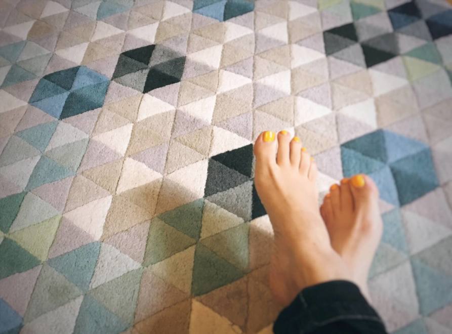 Как легко очистить ковер от пятен