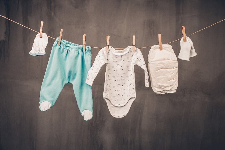 Чем стирать одежду для новорожденных?