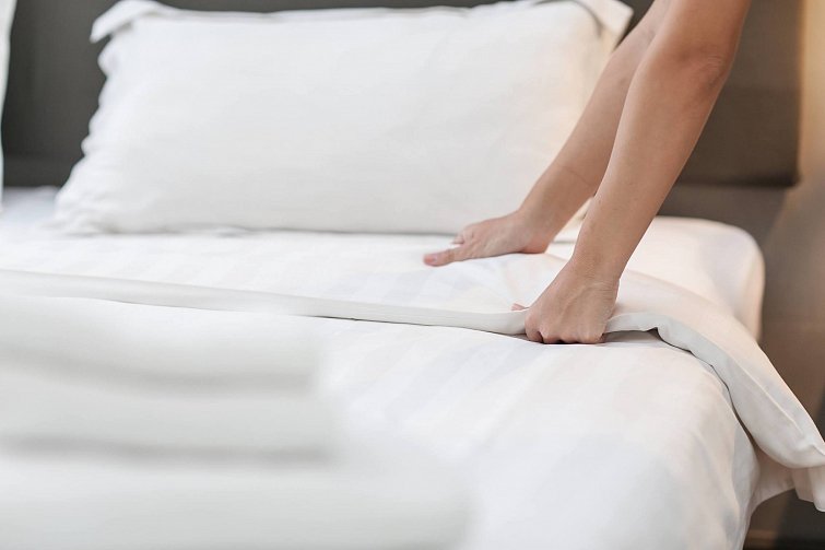 Как складывать постельное белье и хранить его компактно